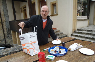 François Barben président de commune, préparant le petit déj.