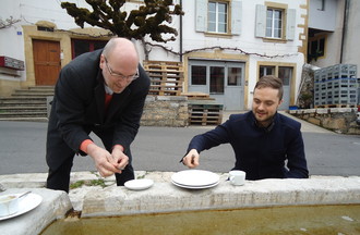 Les hommes étaient de corvée pour laver la vaisselle