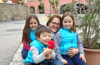 Fabienne et ses enfants, Alice, Arielle et Henri, la participante du jeu: des paroles une chanson