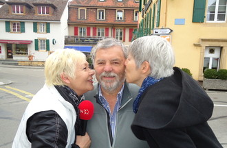 Fredy était heureux de recevoir une bise d'Edith Aubron-Marullaz et d'une animatrice radio