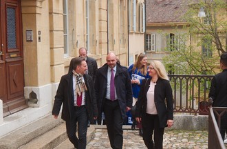 Montée au Château des candidats PLR au Conseil d'Etat: Alain Ribaux, Laurent Favre, au centre, et Isabelle Weber.