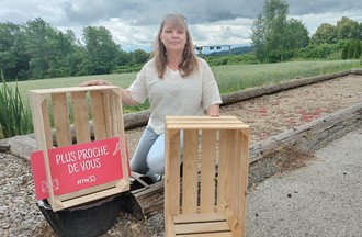 Catherine qui a relevé notre défi en apportant des cageots