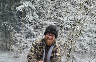Emilien servant du vin chaud