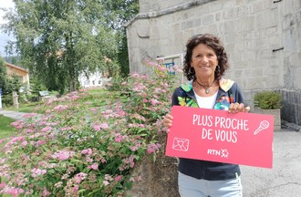 Yvette la gagnante du jeu de culture générale sur le thème de la forêt