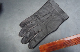 Un gant et le peigne de Johnny 