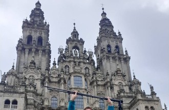  Suzanne devant la cathédrale à St-Jacques-de-Compostelle 