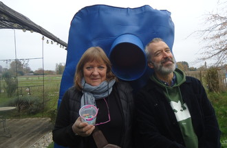Michèle qui a relevé notre défi en apportant des bonbons bleus