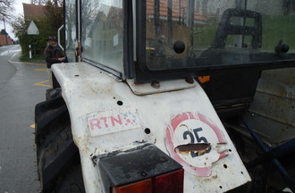 Tracteur-collé
