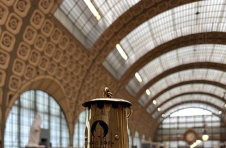 La lanterne avec la flamme olympique