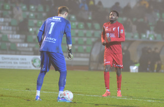 Steven Oberle devant Abdoulaye Coulibaly