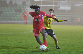 Yann Massombo devant Roman Huber