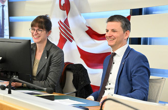 La présidente du Parlement 2024 Pauline Godat et le président du Parlement 2025 Yann Rufer