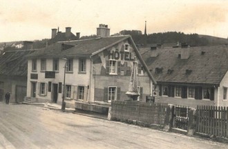 L'hôtel-de-la-Croix au Locle à la rue-de-la-Côte- en 1920
