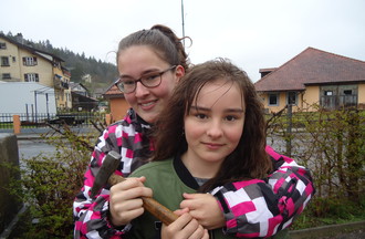 Cindy et sa soeur Roxanne elles ont relevé le défi en nous apportant un marteau