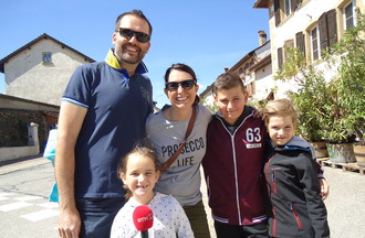 Philippe avec son épouse Géraldine, Mathilde, Théo et Maxime, le gagnant du jeu: questions de culture générale