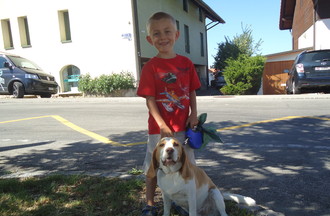 Yoan, le neveu de Denis et  le chien Armani