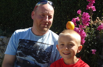 Denis et son neveu Yoan, qui relevé le défi en nous apportant une pomme