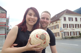 Tiziana et son ami Kevin, qui ont relevé le défi en nous apportant un ballon de foot