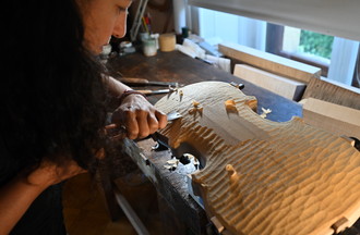  Monica qui sculpte