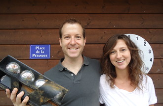 Jérémie et Valérie qui ont relevé le défi en nous apportant des boules de pétanque