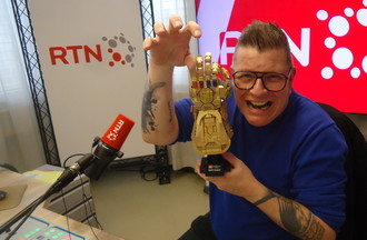 Florian avec le gant de l'infinité porté par Thanos personnage Marvel