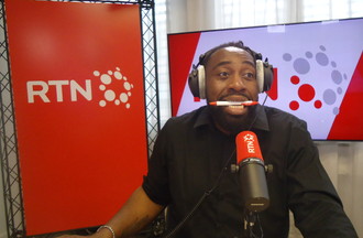  Pour un jeu Christian a chanté avec un stylo dans la bouche