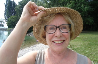 Danièle qui  relevé le défi en nous apportant un chapeau