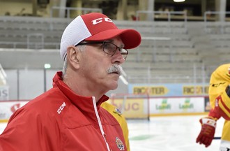  L'entraîneur Mike McNamara