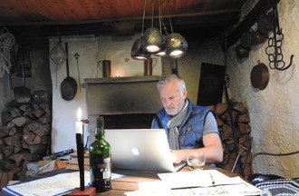 Marc dans sa maison à Gotland
