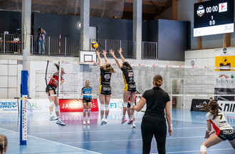 Sandrine Giroud et Lisa Alessi tentent de contrer Schaffhouse