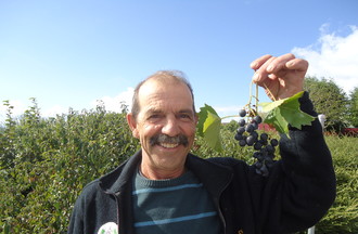Pierre qui a relevé le défi en nous apportant un grappe de raisin