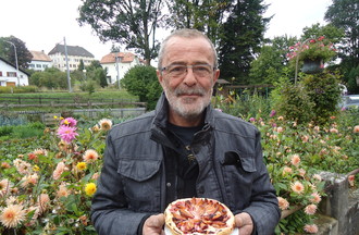 Roland a  relevé le défi en nous apportant une tarte aux pruneaux