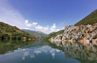 La rivière Shala située en Albanie