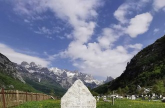 Robert Elsie anthropologue qui s'est consacré à la littérature et au folklore albanais