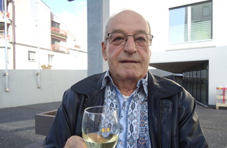 Gérard qui a relevé le défi en nous apportant un verre avec les armoiries du Landeron