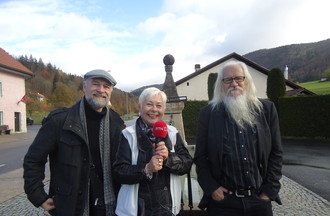 Claire bien entourée de Roby Tschopp à gauche et d'Oliver Mosset à droite