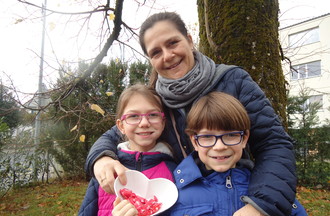 Sophie et ses enfants Emilie et Benjamin qui ont relevé le défi, en nous apportant un bol