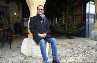 Christian Mermet est assis sur le pilori