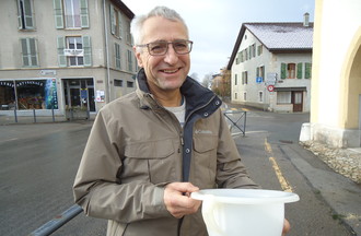 Yves qui a relevé le défi, en nous apportant un pot de chambre