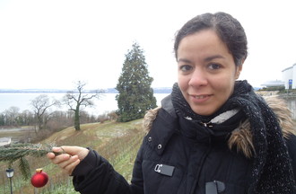 Warda qui a relevé notre défi en apportant une branche de sapin avec une boule de Noël