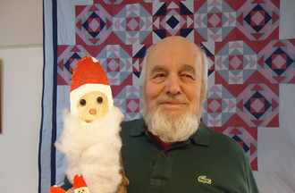 Roger Burri qui a confectionné ces pères Noël 