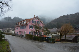 Le bâtiment rose est bien visible.
