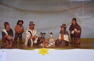 Crèche péruvienne dans une vitrine à Bassecourt