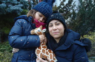 Janie et sa fille Inéa, elles ont relevé le défi en nous apportant une girafe