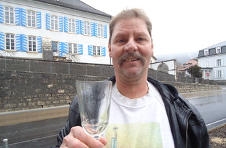 Dominique qui a relevé le défi en nous apportant un verre à absinthe