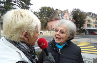 Monique qui répond aux questions régionales