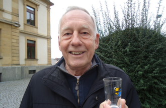 Roger qui a relevé le défi en nous apportant un verre avec les armoiries de Peseux