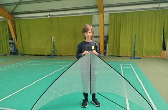 Louis 12 ans qui apprend le kite indoor