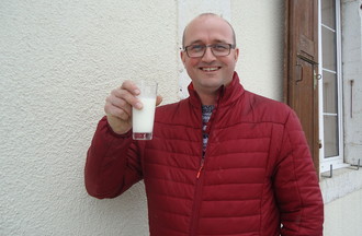  Frédéric qui a relevé notre défi en nous apportant un verre de lait