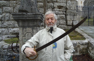 Jean qui a relevé le défi en nous apportant une épée